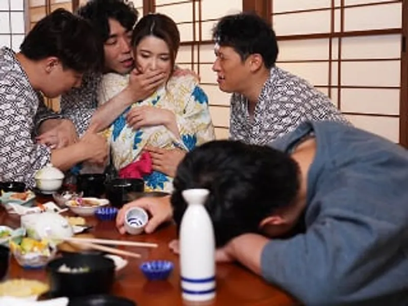 đưa người vợ đi suối nước nóng, ông chồng không biết vợ bị người khác địt sấp mặt