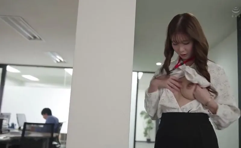 Bí ẩn đằng sau cô nhân viên bề ngoài chỉn chu nghiêm nghị, hóa ra là "nữ hoàng dâm đãng" đích thực.